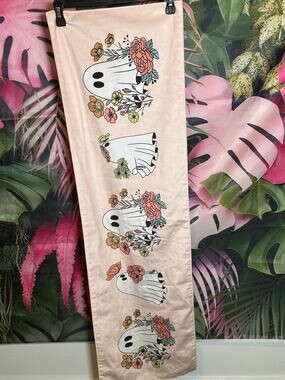 Cupcakes and cashmere table runner - Pink ghost